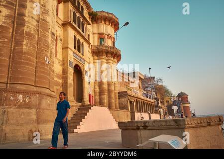 Mattina presto su Riva Ghat a Varanasi, India. Il Gange è considerato un fiume molto santo e le sue rive a Varanasi sono considerate spirituali... Foto Stock