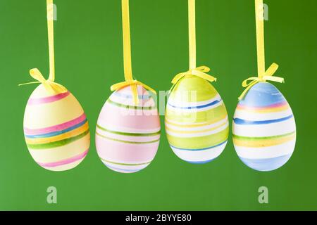 quattro uova di pasqua appese Foto Stock