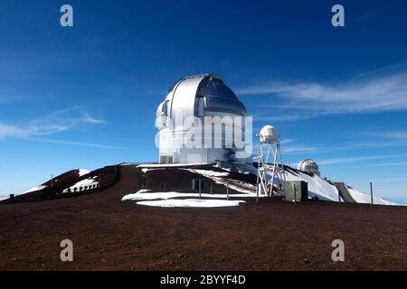 Hawaii Big Island natura sfondo. Vista panoramica dalla montagna con osservatorio, resti di neve e cielo blu luminoso. Foto Stock