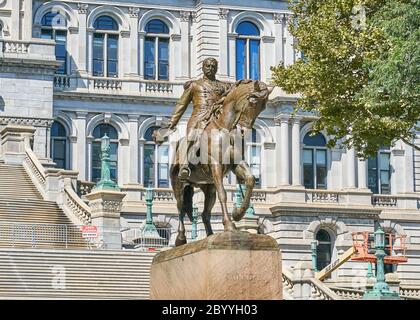 Statua del generale Philip Sheridan di fronte al palazzo del Campidoglio di New York. Il Campidoglio dello Stato di New York, sede dello Stato di New York, governano Foto Stock