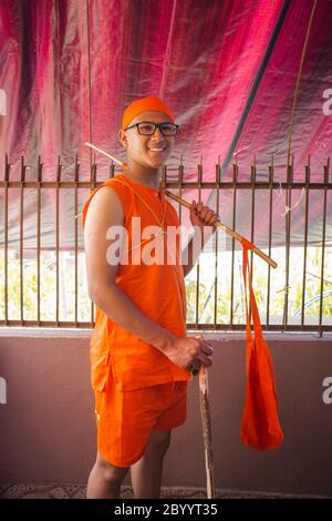 Kathmandu, Nepal - Giugno 11,2019: Hindu Brahmin Boy in posa per una fotografia durante la cerimonia religiosa Bratabandha in Kathmandu.Hindu People Foto Stock