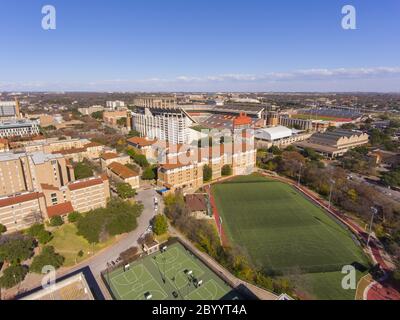 Vista aerea della University of Texas a Austin, incluso il Darrell K Royal-Texas Memorial Stadium, Austin, Texas, USA. Foto Stock