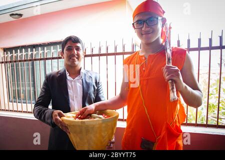 Kathmandu, Nepal - Giugno 11,2019: Santo ragazzo indù con lo zio materno durante la cerimonia religiosa Bratabandha a Kathmandu.Hindu persone, rituali indù H Foto Stock