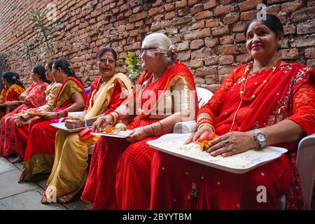 kathmandu, Nepal - Giugno 6,2019 Luglio: Donne nepali durante la cerimonia religiosa Bratabanhha a Kathmandu.Hindu People.Hindu rituali Foto Stock