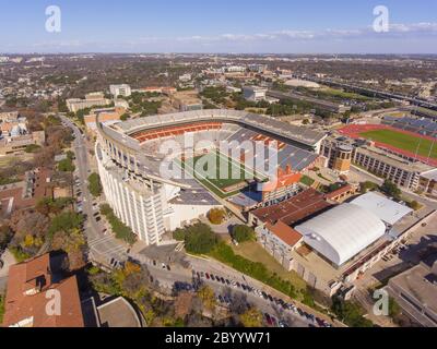 Veduta aerea del Darrell K Royal-Texas Memorial Stadium dell'Università del Texas ad Austin, Texas, USA. È la sede del torneo di calcio Longhorns Foto Stock