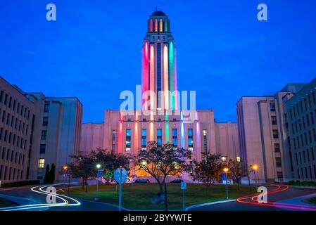 Edificio iconico dell'Università di Montreal con silhouette al tramonto Foto Stock