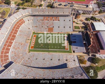 Veduta aerea del Darrell K Royal-Texas Memorial Stadium dell'Università del Texas ad Austin, Texas, USA. È la sede del torneo di calcio Longhorns Foto Stock
