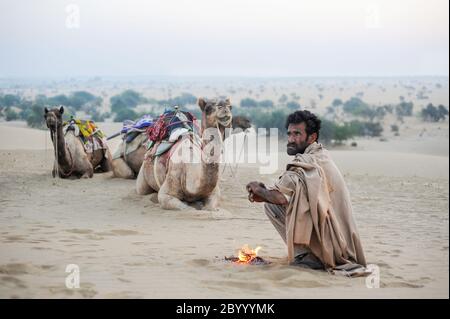 Il tramonto o l'alba corse di cammelli sono una popolare attrazione turistica nel deserto. Jaisalmer, Rajasthan. Il 12 dicembre 2016. Foto Stock