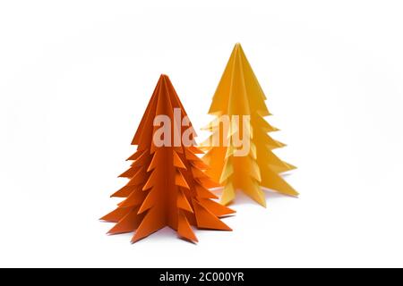 Carta alberi di natale isolati su sfondo bianco Foto Stock