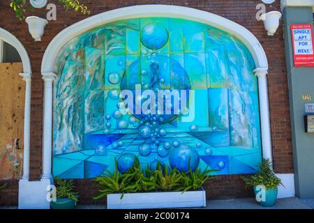 Murales dipinti che protestano per l'omicidio di George Floyd su pannelli di legno compensato che coprono le finestre del piano d'negozi, Broadway, Santa Monica, Los Angeles, California Foto Stock