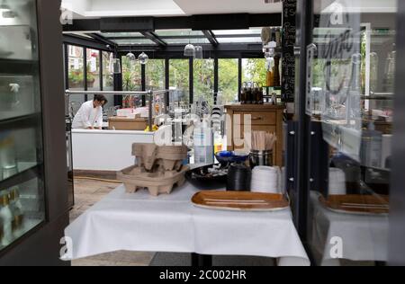 Londra, Regno Unito. 10 Giugno 2020. Una donna pulisce un ristorante aperto per takeaways a Londra, Gran Bretagna il 10 giugno 2020. Il primo ministro britannico Boris Johnson ha confermato mercoledì che gli zoo e le attrazioni all'aperto in Inghilterra potranno riaprirsi da lunedì, ma devono essere ancora rispettate le regole di allontanamento sociale. Credit: Han Yan/Xinhua/Alamy Live News Foto Stock