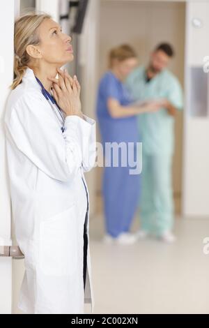 donna medico di media età scioccata Foto Stock