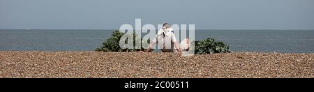 Riposarsi in una giornata calda sul mare Foto Stock