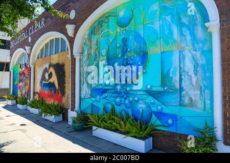 Murales dipinti che protestano per l'omicidio di George Floyd su pannelli di legno compensato che coprono le finestre del piano d'negozi, Broadway, Santa Monica, Los Angeles, California Foto Stock