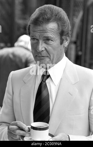 LONDRA, REGNO UNITO. 1980 agosto: Attore Roger Moore alla fotocellula per 'Sea Wolves' all'Inn on the Park Hotel di Londra. © Paul Smith/aggiornamento delle caratteristiche Foto Stock