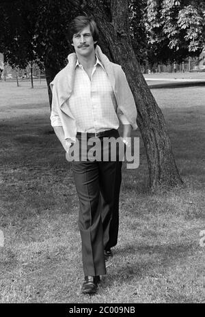 LONDRA, REGNO UNITO. 1980 agosto: Attore Simon MacCorkindale a Londra. © Paul Smith/aggiornamento delle caratteristiche Foto Stock