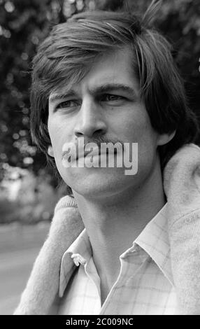 LONDRA, REGNO UNITO. 1980 agosto: Attore Simon MacCorkindale a Londra. © Paul Smith/aggiornamento delle caratteristiche Foto Stock