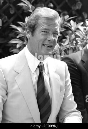 LONDRA, REGNO UNITO. 1980 agosto: Attore Roger Moore alla fotocellula per 'Sea Wolves' all'Inn on the Park Hotel di Londra. © Paul Smith/aggiornamento delle caratteristiche Foto Stock