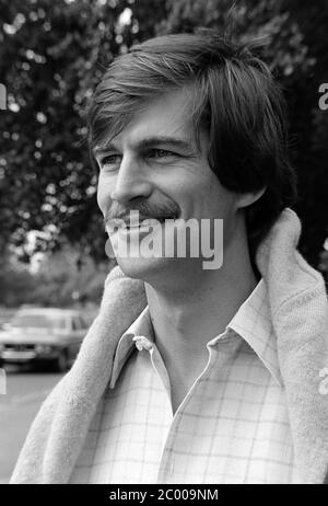 LONDRA, REGNO UNITO. 1980 agosto: Attore Simon MacCorkindale a Londra. © Paul Smith/aggiornamento delle caratteristiche Foto Stock