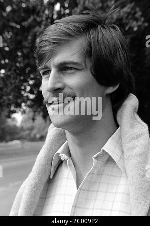 LONDRA, REGNO UNITO. 1980 agosto: Attore Simon MacCorkindale a Londra. © Paul Smith/aggiornamento delle caratteristiche Foto Stock