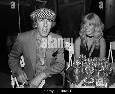 LONDRA, REGNO UNITO. 1980 luglio: Il comico Peter Cook alla festa per 'Can't Stop the Music' a Londra. © Paul Smith/aggiornamento delle caratteristiche Foto Stock