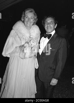 LONDRA, REGNO UNITO. Luglio 1980: Cantante Dame vera Lynn & marito Harry Lewis al Berkely Square Ball a Londra. © Paul Smith/aggiornamento delle caratteristiche Foto Stock