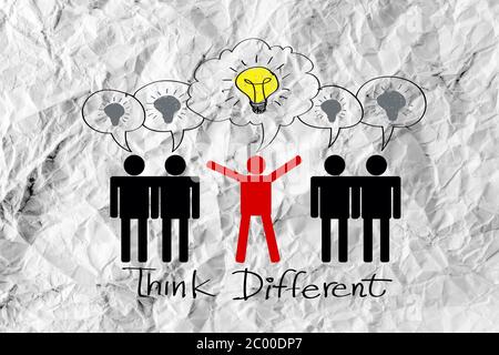 Icone di persone think different idea design su carta sgualcita Foto Stock