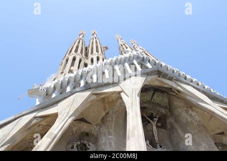 Barcellona, Spagna - 22 maggio 2019: Sculture sulla parete esterna della facciata della Passione della Sagrada Familia Foto Stock