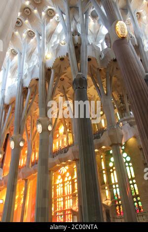 Barcellona, Spagna - 22 maggio 2019: Interno Sagrada Familia con colonne, soffitto e vetrate Foto Stock