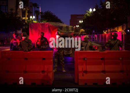 El Paso, Texas, Stati Uniti. 10 Giugno 2020. Gli agenti di polizia di El Paso e i membri della Guardia Nazionale del Texas si trovano in formazione vicino al tribunale della Contea di El Paso nel centro di El Paso, Texas. Credit: Joel Angel Juarez/ZUMA Wire/Alamy Live News Foto Stock