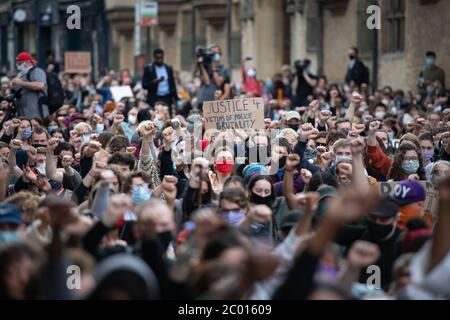 Oxford, Regno Unito. 9 giugno 2020. Centinaia di manifestanti si riuniscono sotto la statua di Cecil Rhodes a Oxford chiedendo che l'effigie venga rimossa. Il Rhodes M Foto Stock