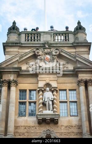 Oxford, Regno Unito. 9 giugno 2020. Centinaia di manifestanti si riuniscono sotto la statua di Cecil Rhodes a Oxford chiedendo che l'effigie venga rimossa. Il Rhodes M Foto Stock