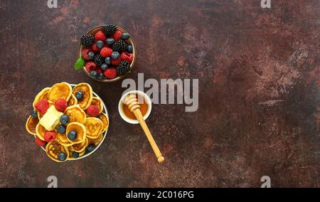 Minuscoli pancake ai cereali, piccoli piatti alla moda Foto Stock