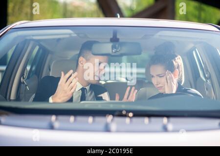 Gesturando l'uomo serio e la donna infelice in una macchina Foto Stock