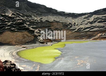 L'iconico lago verde di Lanzarote, con un paesaggio vulcanico Foto Stock