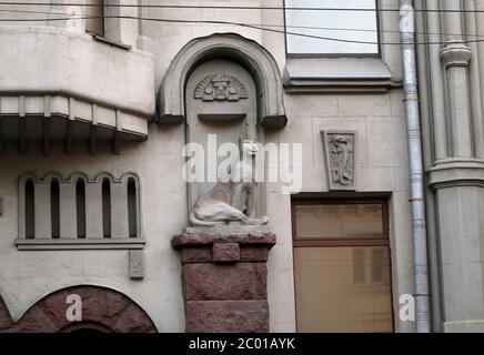 La scultura di un gatto in un edificio storico Foto Stock