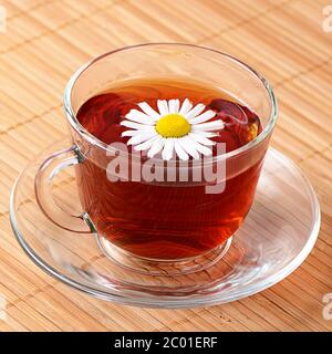 Tisane in tazza con camomilla Foto Stock