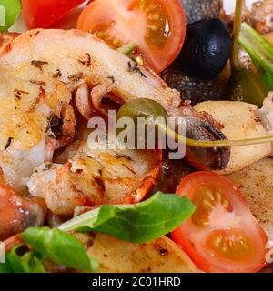 Pesce fritto con verdure Foto Stock