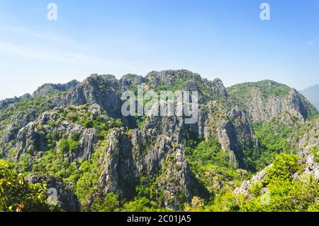 Vista sulla cima della montagna di pietra Foto Stock