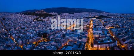 Vista panoramica su Atene all'alba con il centro storico e lo skyline dell'Acropoli Foto Stock