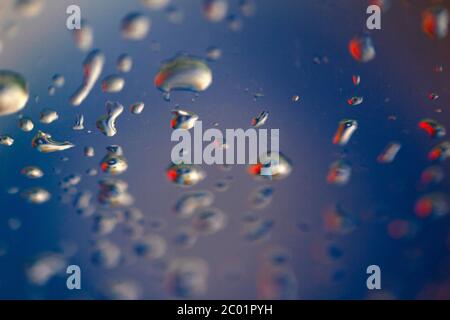 gocce di pioggia su fondo astratto di texture di vetro Foto Stock