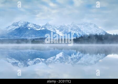 La catena montuosa del Karwendel si riflette nel lago Foto Stock