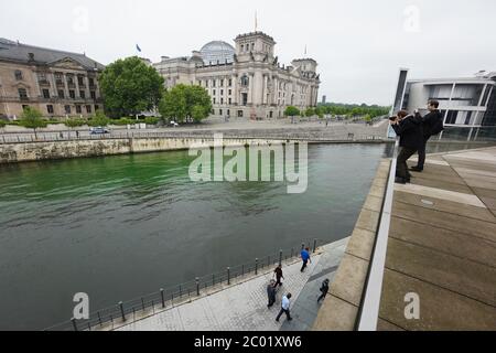 11 giugno 2020, Berlino: Gli attivisti della ribellione per l'estinzione (XR) hanno colorato le parti dell'acqua nel fiume Sprea nel quartiere governativo di Berlino con la tinta uranina avvelenata verde come parte della campagna "Kohle vergiftet" (avvelenato da carbone) richiamare l'attenzione sui danni di vasta portata causati dall'estrazione del carbone alle persone e all'ambiente. Oltre alle acque dello Sprea nel distretto governativo, sono state tinte anche le acque dello Sprea di Zerre (Lusazia) e della Ruhr di Düren, Renania Settentrionale-Vestfalia. Credit: dpa Picture Alliance/Alamy Live News Foto Stock