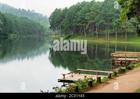 Pang Ung, bellissimo lago forestale al mattino Foto Stock