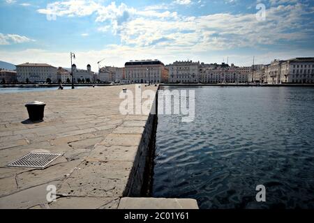 Vista sul lungomare dal Molo Audace, famoso molo di Trieste Foto Stock