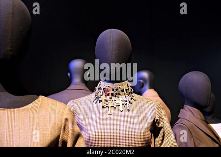 Manichini che indossano vecchi costumi teatrali nel castello di Lubiana, Slovenia Foto Stock