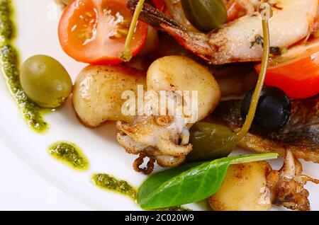 Pesce fritto con verdure Foto Stock