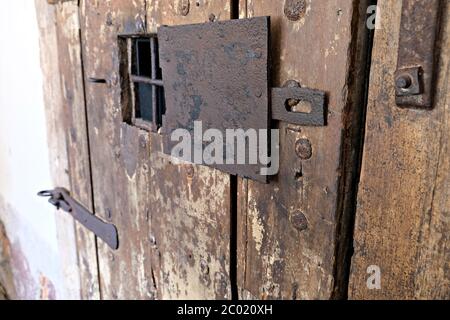 Particolare della porta della vecchia prigione nel castello di Lubiana, Slovenia Foto Stock