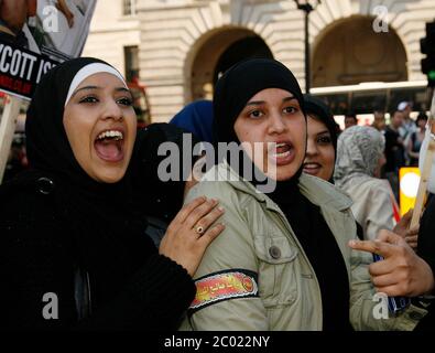 I Tempers si scatenano con i dimostranti di al-Quds che si confrontano con la contromdimostrazione di Piccadilly Circus London Foto Stock