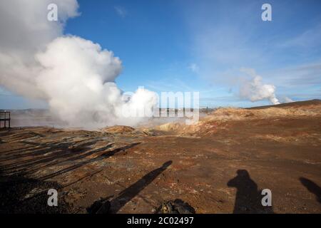 Centrale geotermica Gunnuhver nel sud-ovest dell'Islanda in una giornata di sole Foto Stock